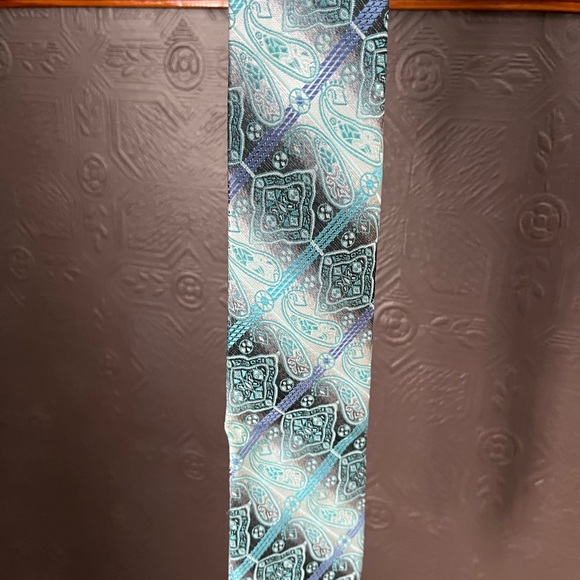 Mavezzano Boy Zip-up Tie, Paisley Print, EUC - Picture 7 of 12